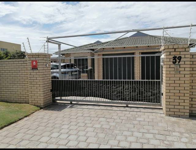 4 BEDROOM HOUSE RENTED IN SUMMERSTRAND